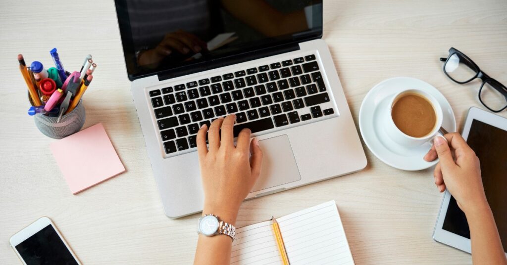 10 Ideas de negocio rentables para emprender por Internet en 2026